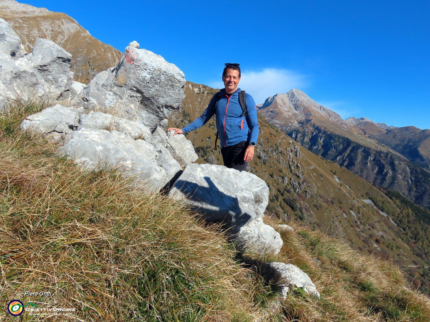 24 Al Passo dell'orso (1723 m) con vista in Arera.JPG